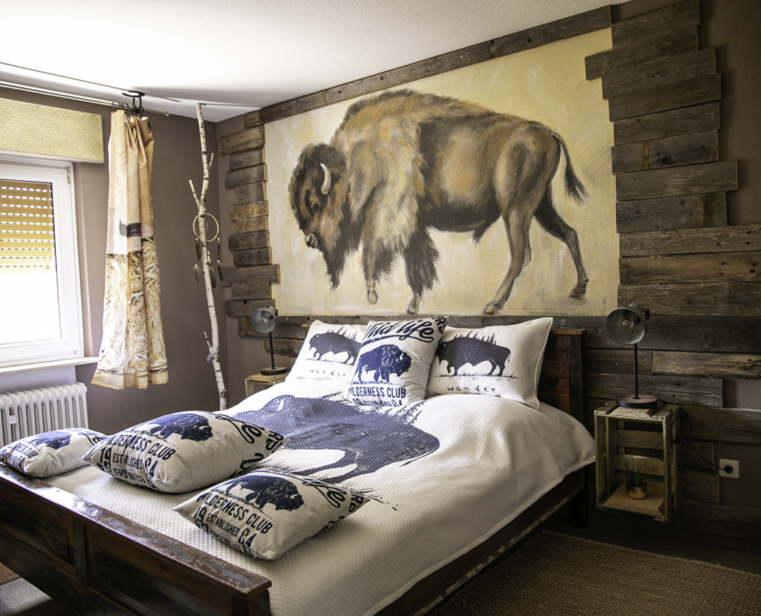 Urig gemütliches Zimmer in Anlehnung an den Yellowstone Nationalpark, WC & Dusche, Fernseher, mit Blick auf die Pferdekoppel