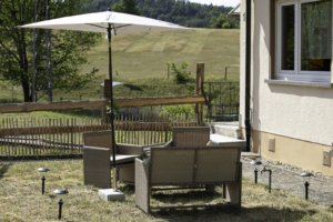 Eingezäunter Gartenbereich mit Lounge 
